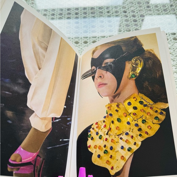 GUCCI RARE Fabric Hardcover Collectable❤️💚 - Picture 3 of 5